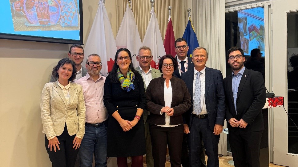 Volksanwältin Meyer (4. v.l.) bei der Vorstellung des INTERREG-Projekts Fit4Co CBO in der Gemeinsamen Vertretung der Euregio Tirol-Südtirol-Trentino (Foto: Volksanwaltschaft)