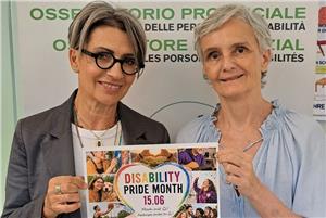 (da sx) Hofer e Garbin con il manifesto del Disability Pride Month. (Foto: Ufficio della consigliera di parità)