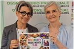 (da sx) Hofer e Garbin con il manifesto del Disability Pride Month. (Foto: Ufficio della consigliera di parità)