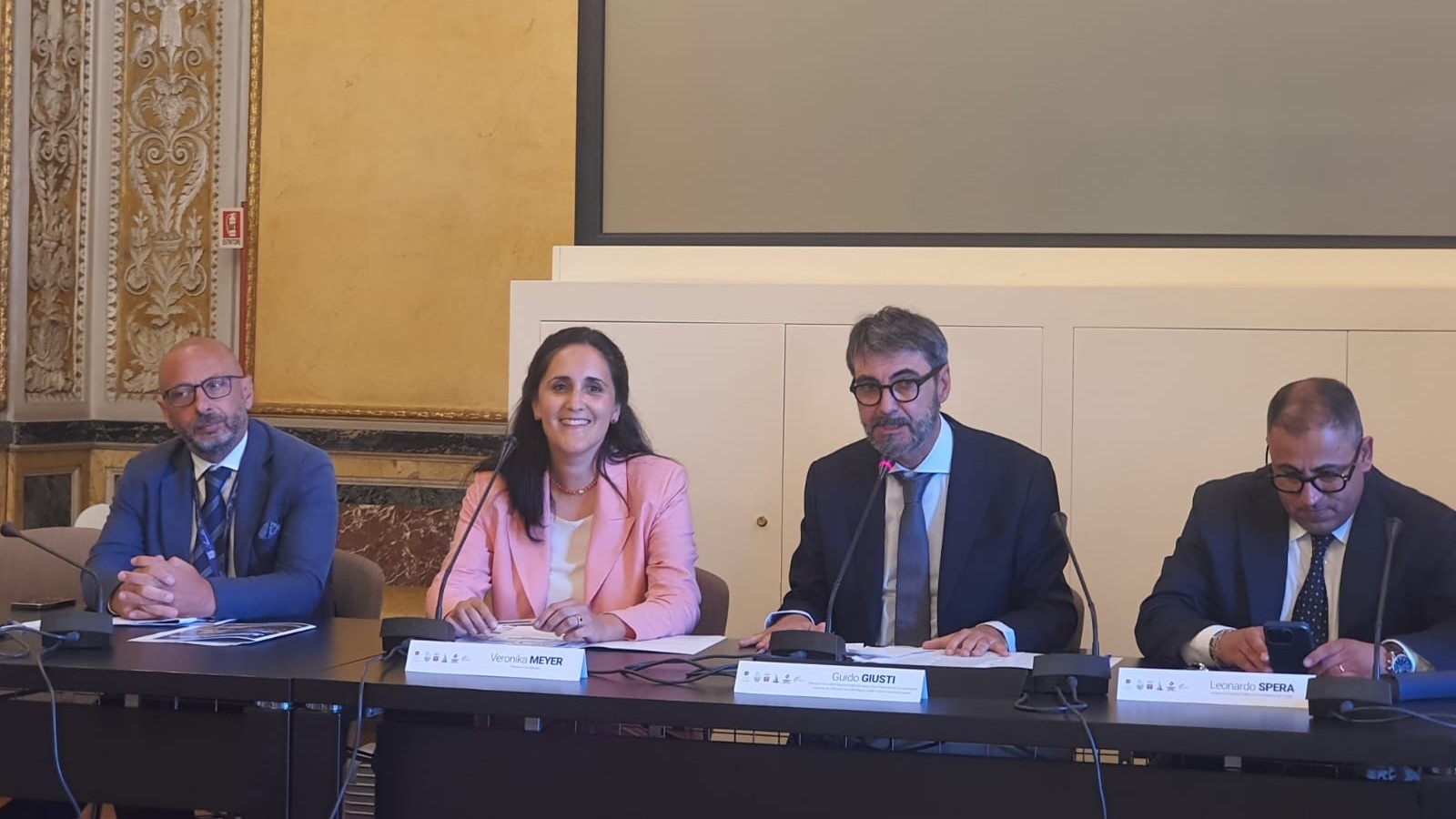 da sx.: Daniele Solli, Avvocato del Foro di Palermo, la Difensora civica dell’Alto Adige, Veronika Meyer, Guido Giusti, Difensore civico dell’Emilia-Romagna e Vice Presidente del Coordinamento, e Leonardo Spera, Vice Presidente ANCI Sicilia.