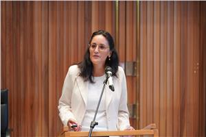 Volksanwältin Veronika Meyer hat heute ihren Tätigkeitsbericht 2024 im Landtag vorgestellt (Foto: Südtiroler Landtag/Werth)