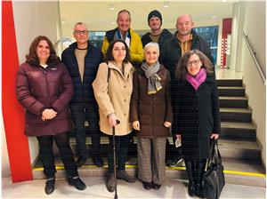 La responsabile del Centro Antidiscriminazioni Priska Garbin (in prima fila, seconda da destra) con il gruppo di lavoro che sostiene le persone affette da ME/CFS. (Foto: Centro di tutela contro le discriminazioni)