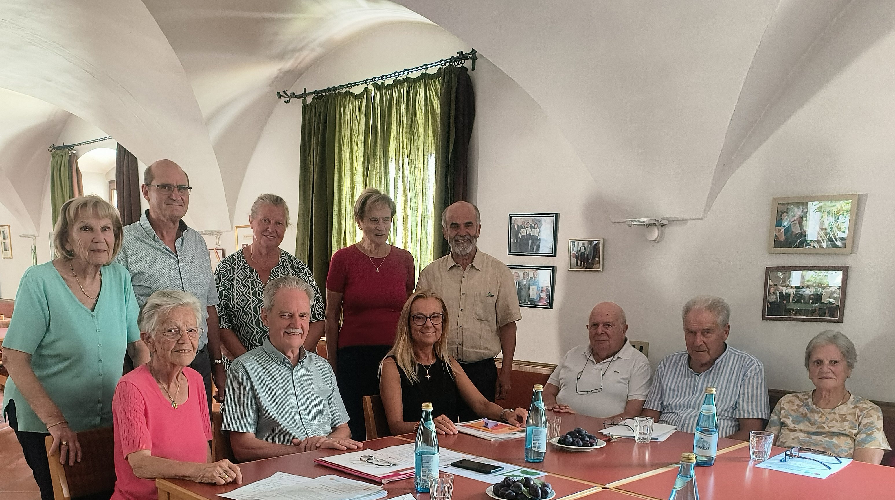 Vera Tronti Harpf, Verantwortliche für den Bereich Seniorinnen und Senioren in der Volksanwaltschaft (sitzend, 3. v. li.), referierte beim Seniorenclub Brixen. (Foto: Seniorenclub Brixen)