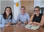 La Difensora civica Veronika Meyer (sx.) e il suo collaboratore Matthias Plazza all’incontro con la direttrice dell’Ufficio Assistenza scolastica, Nicol Mastella. (Foto: Difesa civica)